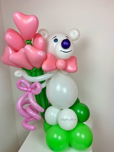 Miś z bukietem kwiatów - figura balonowa