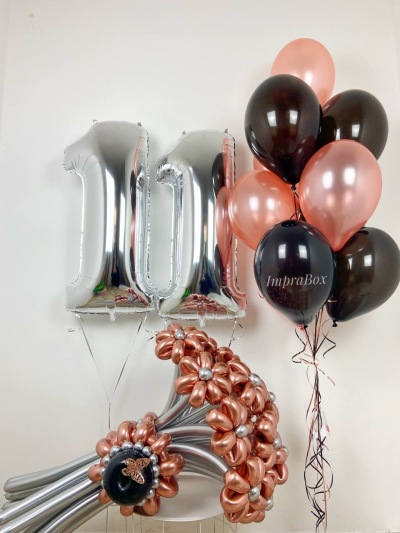 Zestaw z cyframi i bukietem kwiatów balonowych